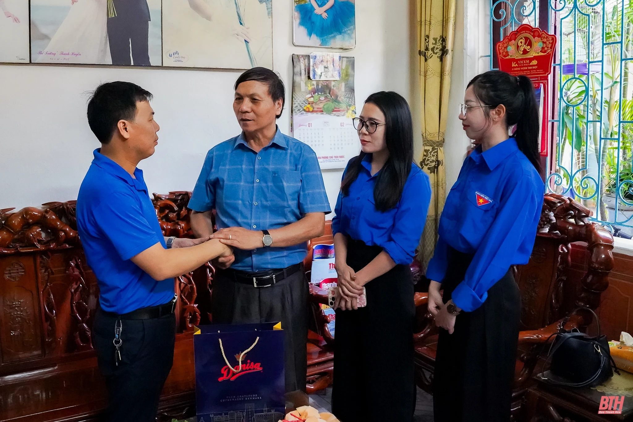 Đoàn Thanh niên Báo Thanh Hóa dâng hương, tri ân các Anh hùng liệt sĩ và thăm, tặng quà gia đình chính sách