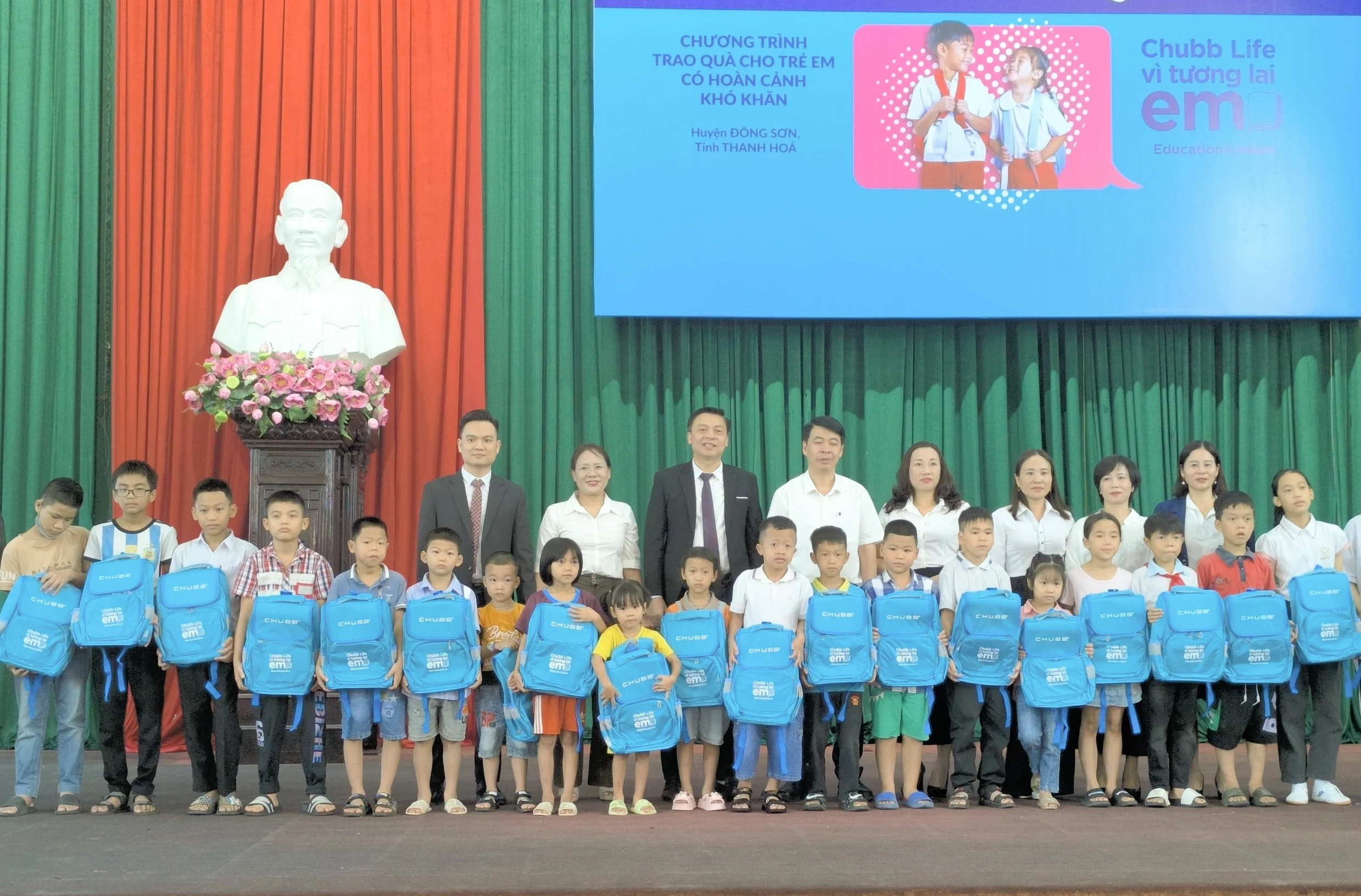 Trao tặng 100 ba lô cho học sinh có hoàn cảnh khó khăn huyện Đông Sơn