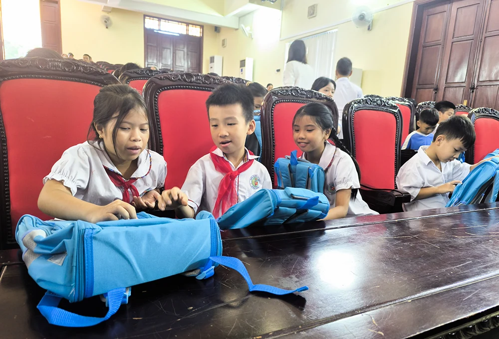 Trao tặng 100 ba lô cho học sinh có hoàn cảnh khó khăn huyện Đông Sơn