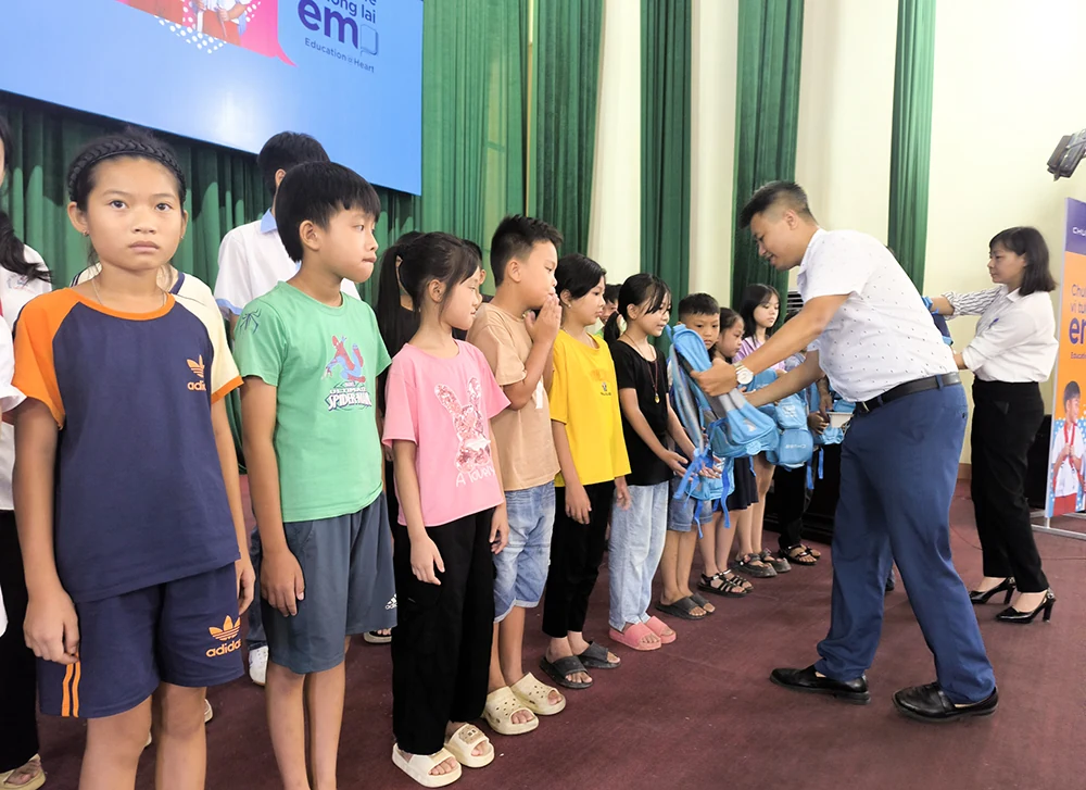 Trao tặng 100 ba lô cho học sinh có hoàn cảnh khó khăn huyện Đông Sơn