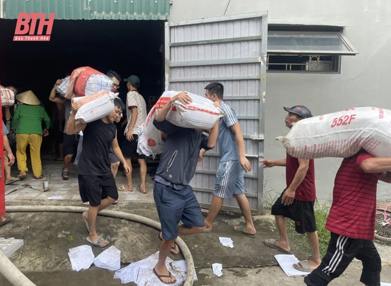 Nhanh chóng dập tắt đám cháy tại bãi chứa phế liệu ở phường Quảng Thọ, TP Sầm Sơn