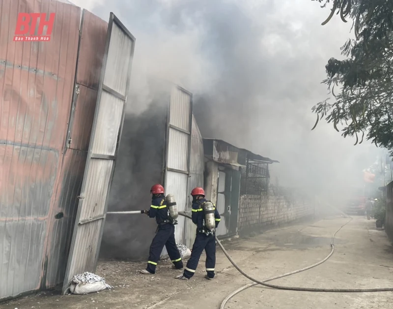 Nhanh chóng dập tắt đám cháy tại bãi chứa phế liệu ở phường Quảng Thọ, TP Sầm Sơn