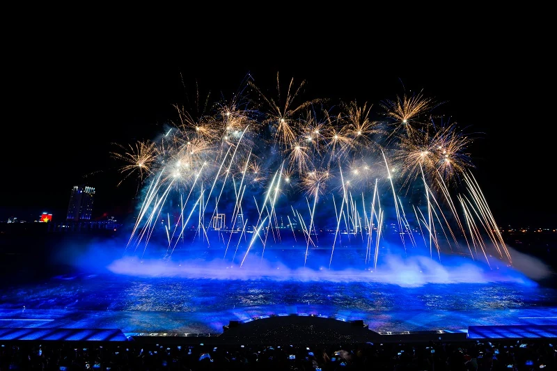 Từ “cơn sốt” Pop Mart đến loạt show diễn đa trải nghiệm hàng đêm... giới trẻ đến Đà Nẵng không chỉ để ngắm biển nữa rồi!