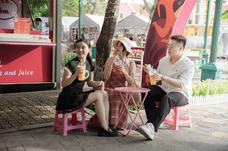 Từ “cơn sốt” Pop Mart đến loạt show diễn đa trải nghiệm hàng đêm... giới trẻ đến Đà Nẵng không chỉ để ngắm biển nữa rồi!