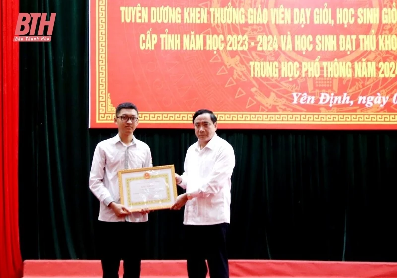 Yên Định: Tuyên dương, khen thưởng 208 giáo viên và học sinh có thành tích cao trong các kỳ thi năm 2024 