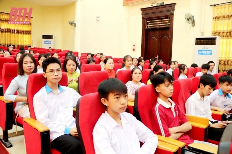 Yên Định: Tuyên dương, khen thưởng 208 giáo viên và học sinh có thành tích cao trong các kỳ thi năm 2024 