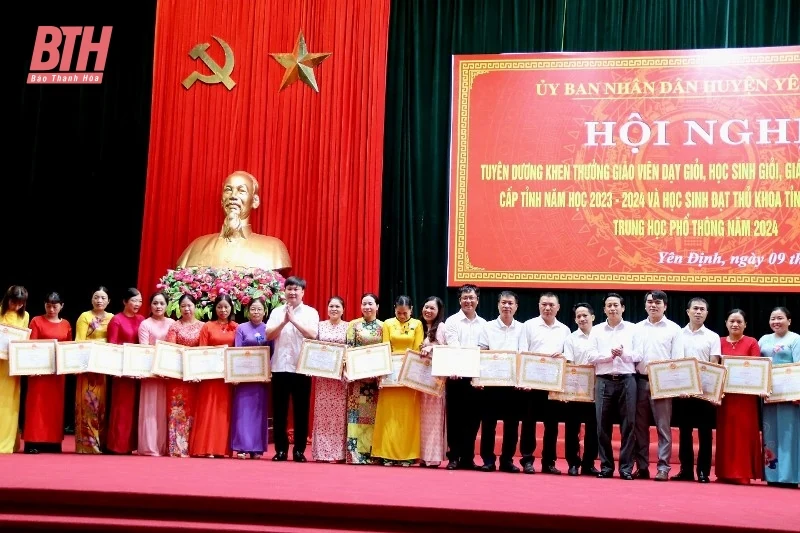 Yên Định: Tuyên dương, khen thưởng 208 giáo viên và học sinh có thành tích cao trong các kỳ thi năm 2024 