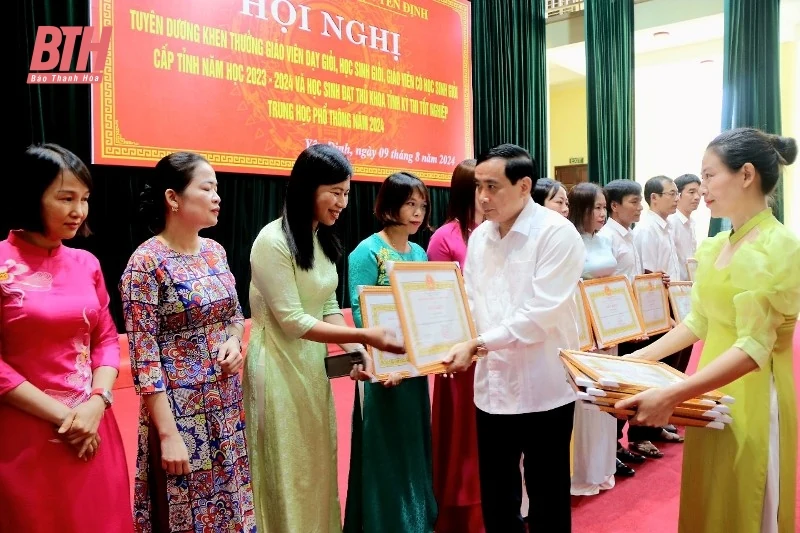 Yên Định: Tuyên dương, khen thưởng 208 giáo viên và học sinh có thành tích cao trong các kỳ thi năm 2024 