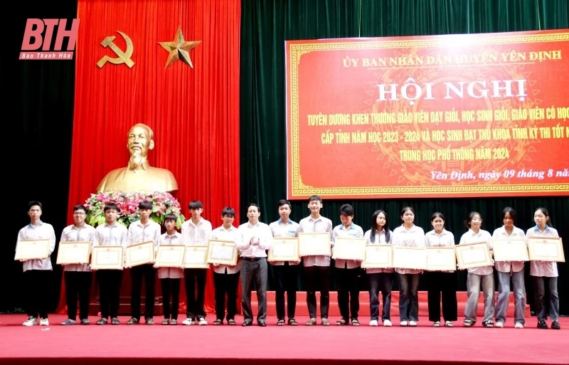 Yên Định: Tuyên dương, khen thưởng 208 giáo viên và học sinh có thành tích cao trong các kỳ thi năm 2024 