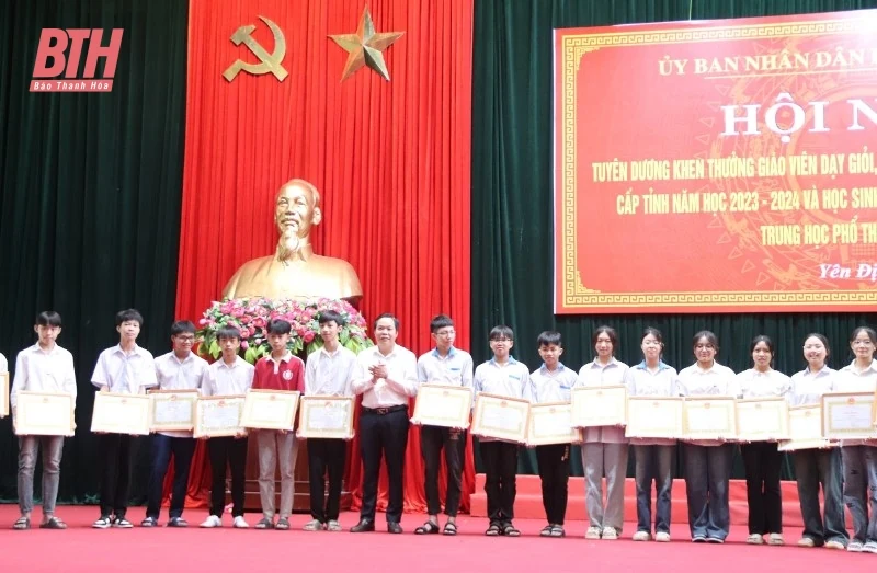 Yên Định: Tuyên dương, khen thưởng 208 giáo viên và học sinh có thành tích cao trong các kỳ thi năm 2024 