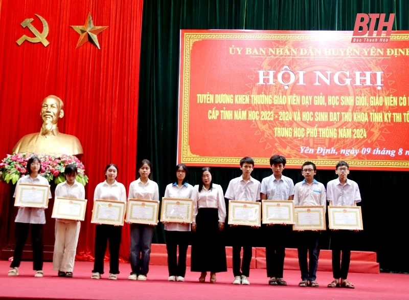 Yên Định: Tuyên dương, khen thưởng 208 giáo viên và học sinh có thành tích cao trong các kỳ thi năm 2024 