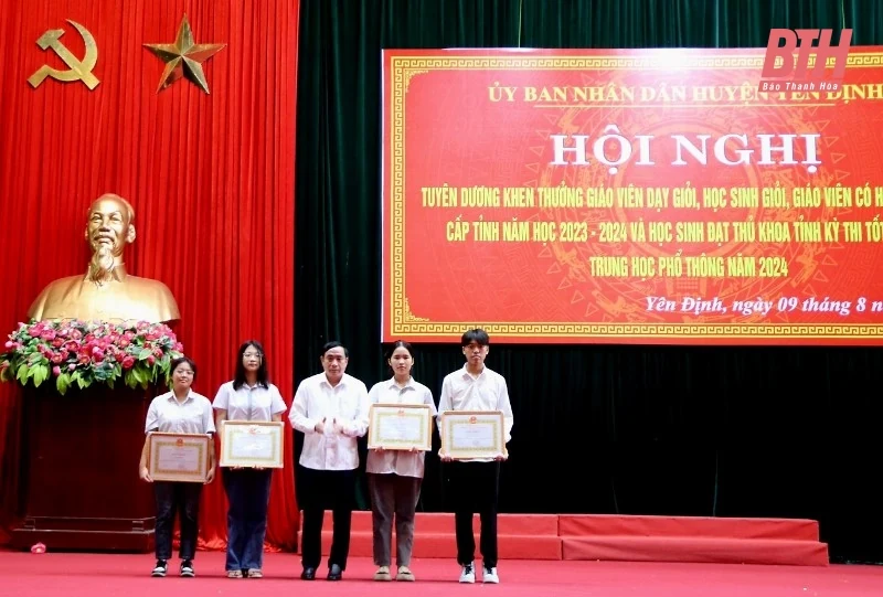 Yên Định: Tuyên dương, khen thưởng 208 giáo viên và học sinh có thành tích cao trong các kỳ thi năm 2024 