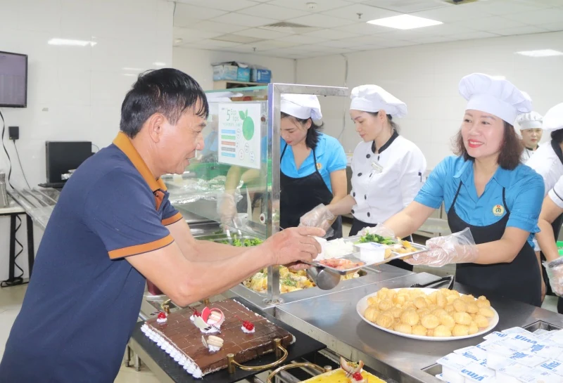 “Bữa cơm Công đoàn” cho hơn 600 công nhân lao động Công ty TNHH FLC SamSon Golf & Resort