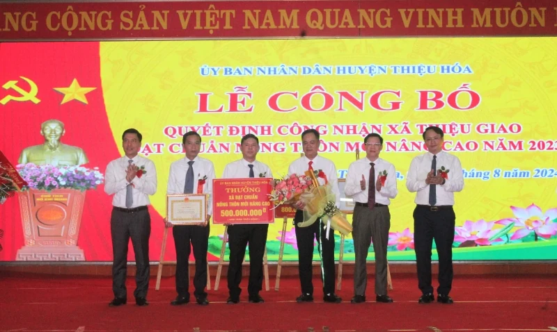 Xã Thiệu Giao đón nhận quyết định công nhận xã đạt chuẩn NTM nâng cao
