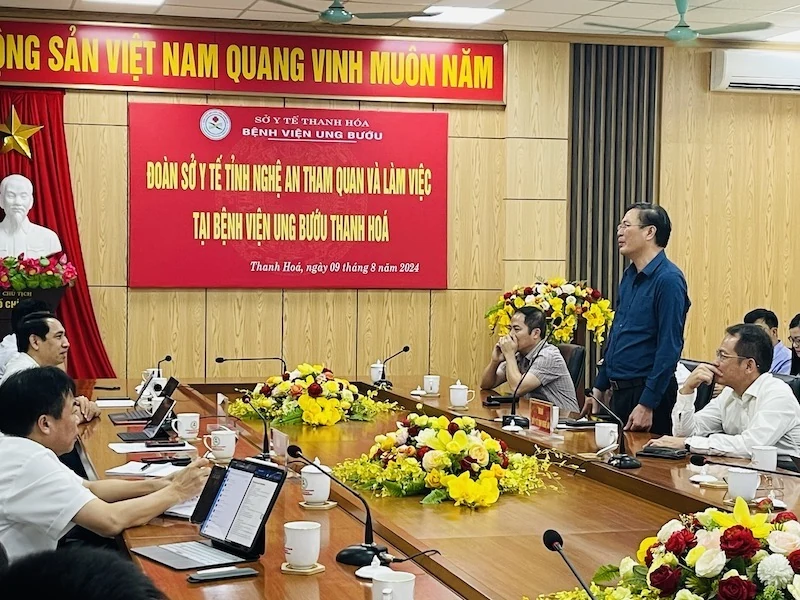 Bệnh viện Ung bướu tỉnh Thanh Hoá và đoàn công tác Sở Y tế tỉnh Nghệ An trao đổi, chia sẻ kinh nghiệm phát triển y tế chuyên sâu