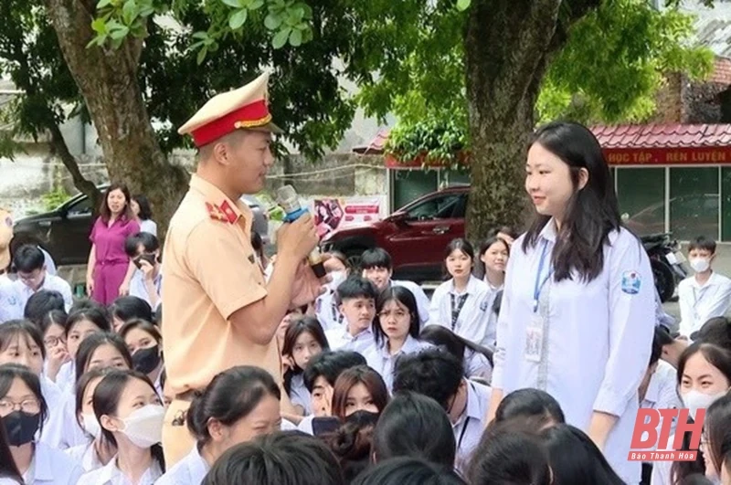 “Vì nước quên thân, vì dân phục vụ”