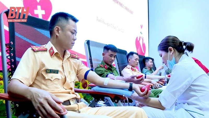 “Vì nước quên thân, vì dân phục vụ”