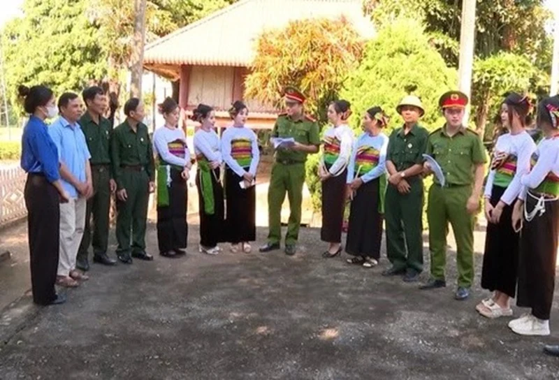 “Vì nước quên thân, vì dân phục vụ”