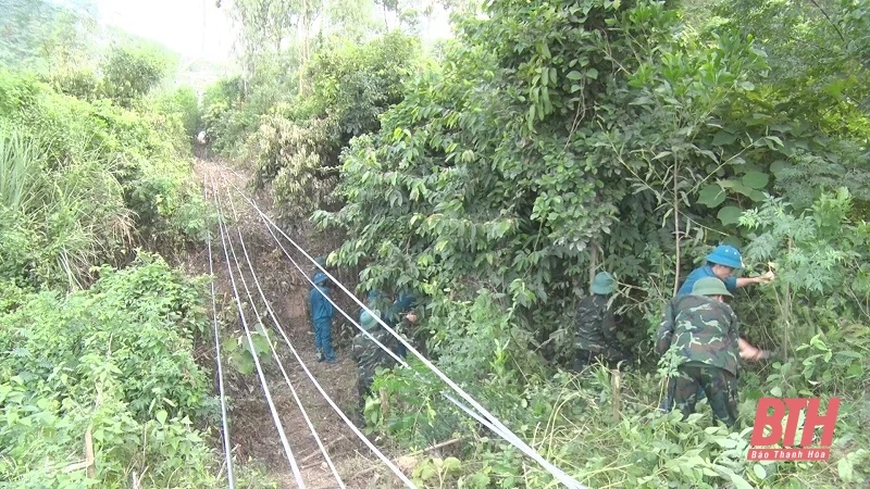 Gần 100 cán bộ, chiến sỹ, dân quân tự vệ hỗ trợ kéo dây, hoàn trả mặt bằng thi công đường dây 500kV