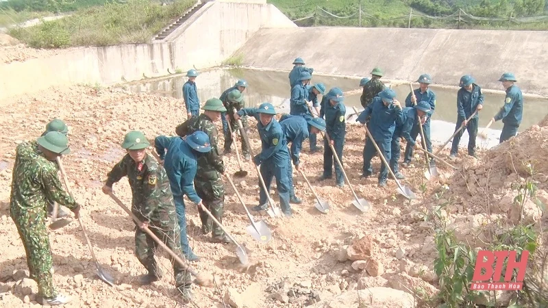 Gần 100 cán bộ, chiến sỹ, dân quân tự vệ hỗ trợ kéo dây, hoàn trả mặt bằng thi công đường dây 500kV