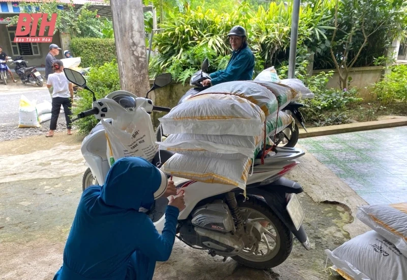 Bàn giao con giống và vật tư chăn nuôi vịt bầu cho người dân xã Trí Nang