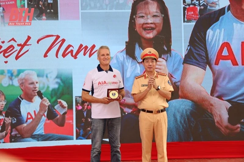 “Hành trình cuộc sống” - nâng bước trẻ em có hoàn cảnh khó khăn