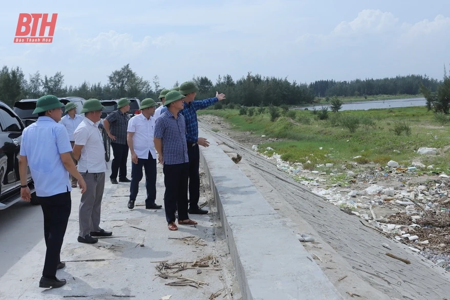 Bí thư Tỉnh ủy Đỗ Trọng Hưng kiểm tra và chỉ đạo xử lý tình trạng sạt lở, xâm thực bờ biển tại Hoằng Hóa