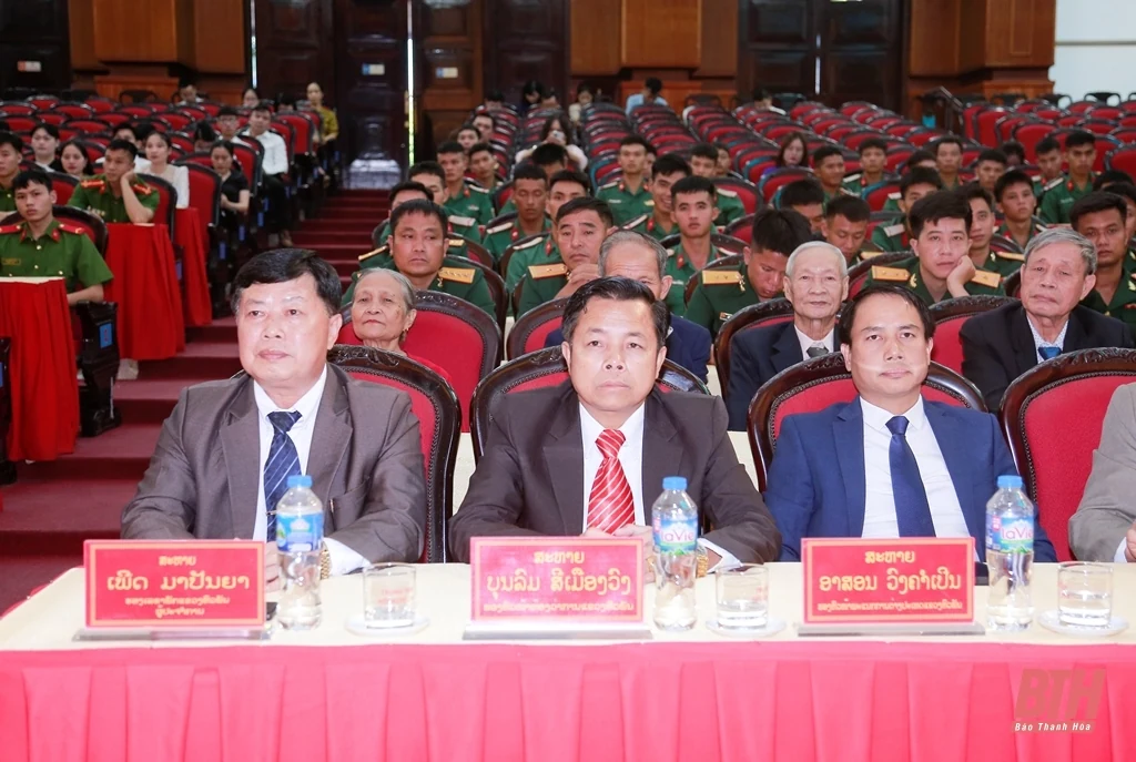 Trao tặng Huân chương Lao động của Chủ tịch nước CHDCND Lào cho các cá nhân Ban C thuộc Bộ Thủy lợi (cũ) tỉnh Thanh Hóa