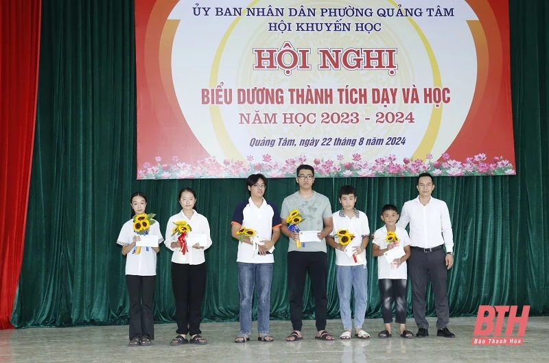 Hơn 200 học sinh phường Quảng Tâm đoạt giải học sinh giỏi các cấp được vinh danh, khen thưởng