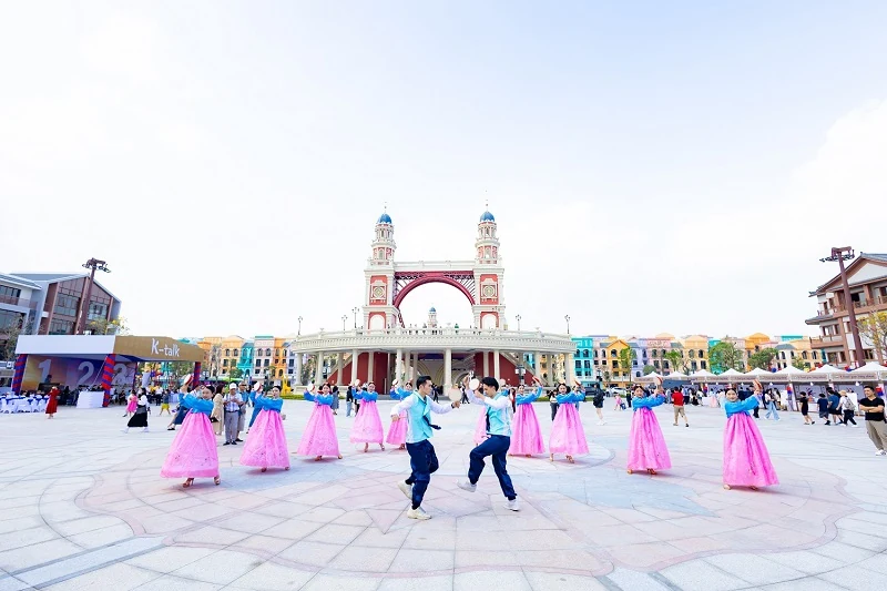 Chuyến hành trình đa tầng cảm xúc tại “siêu” lễ hội mùa thu 8WONDER Moon Festival