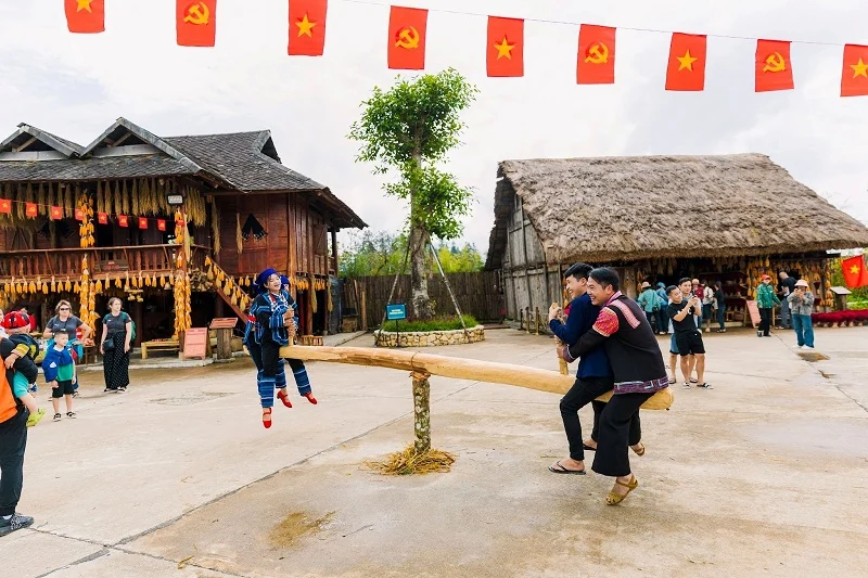 Lễ hội “Mùa vàng bản Mây” khuấy động không khí Fansipan