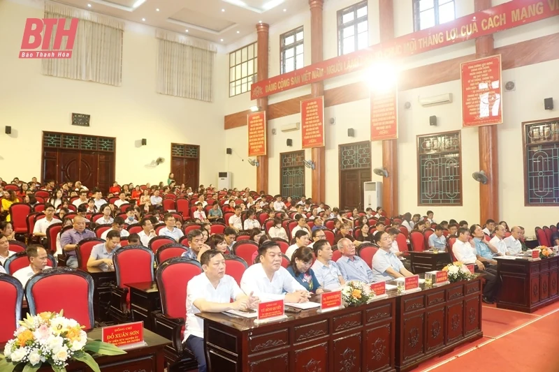 Hà Trung khen thưởng, biểu dương giáo viên, học sinh đạt thành tích trong năm học 2023-2024
