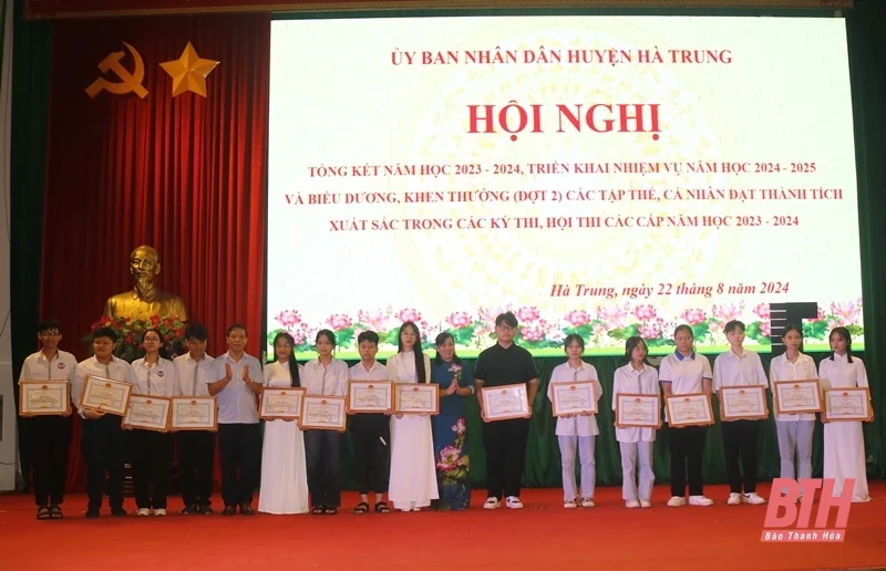 Hà Trung khen thưởng, biểu dương giáo viên, học sinh đạt thành tích trong năm học 2023-2024