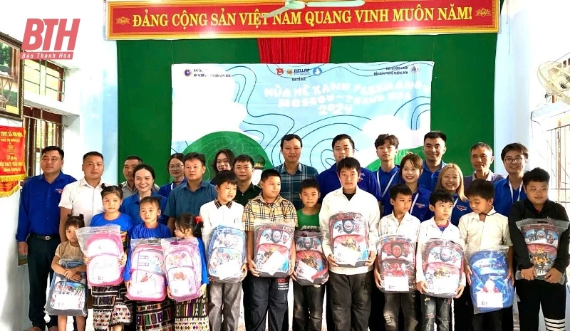Những chiến sỹ quân hàm xanh đồng hành với học sinh vùng biên bước vào năm học mới