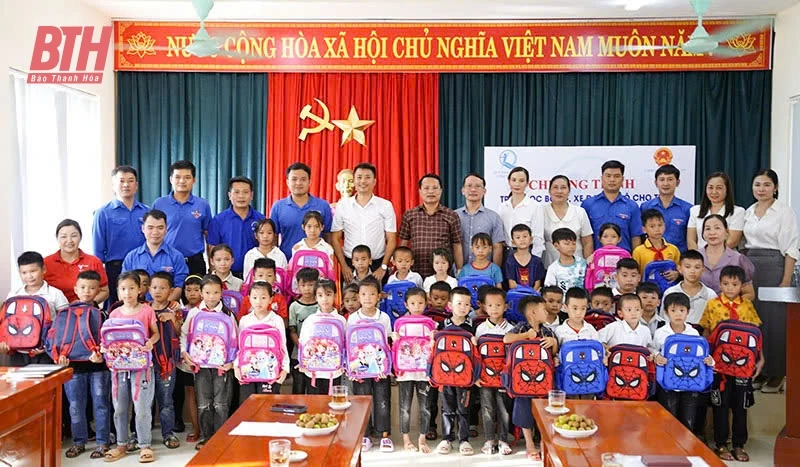 Tặng xe đạp và học bổng cho trẻ em có hoàn cảnh khó khăn tại Như Xuân