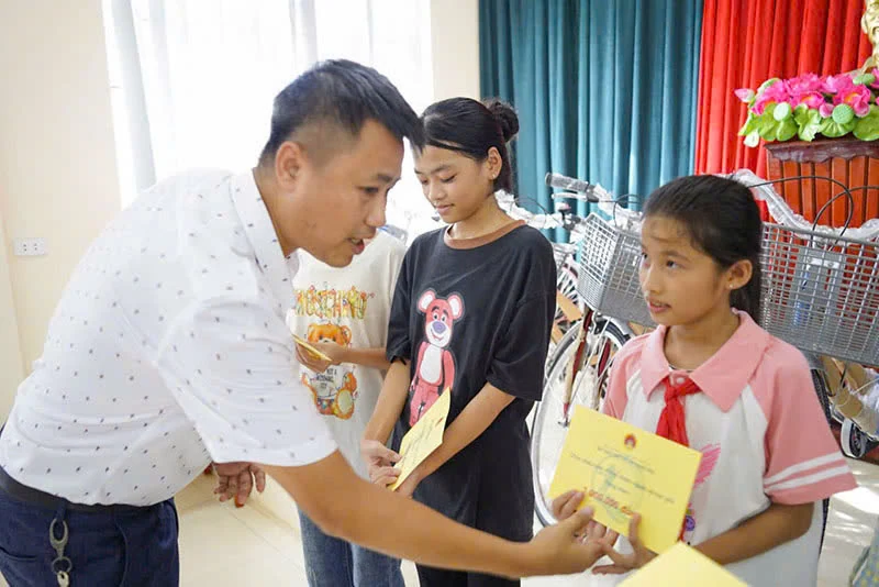 Tặng xe đạp và học bổng cho trẻ em có hoàn cảnh khó khăn tại Như Xuân