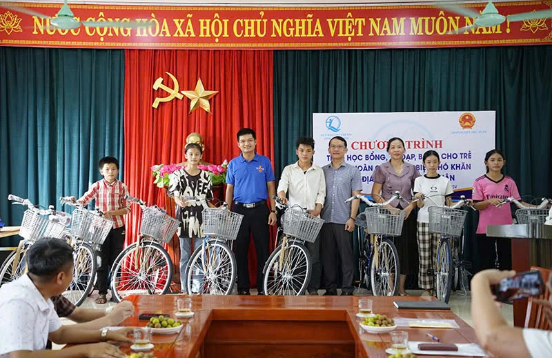 Tặng xe đạp và học bổng cho trẻ em có hoàn cảnh khó khăn tại Như Xuân