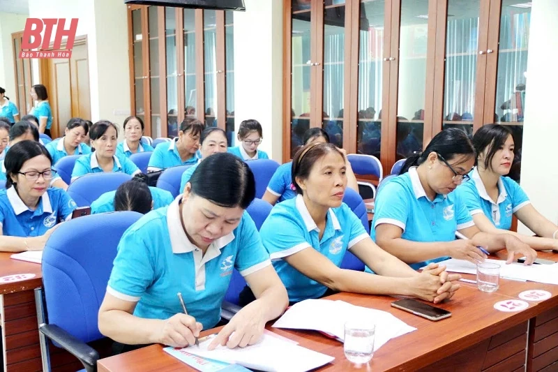 Bồi dưỡng lý luận chính trị và nghiệp vụ công tác hội cho cán bộ Hội phụ nữ cơ sở
