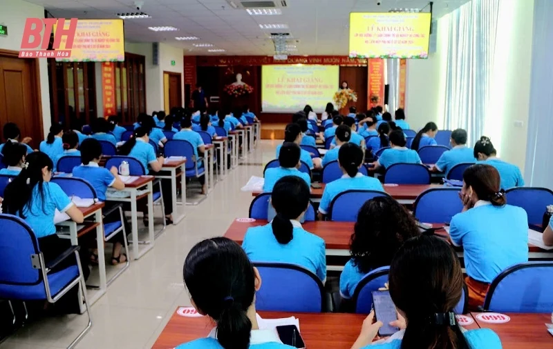 Bồi dưỡng lý luận chính trị và nghiệp vụ công tác hội cho cán bộ Hội phụ nữ cơ sở