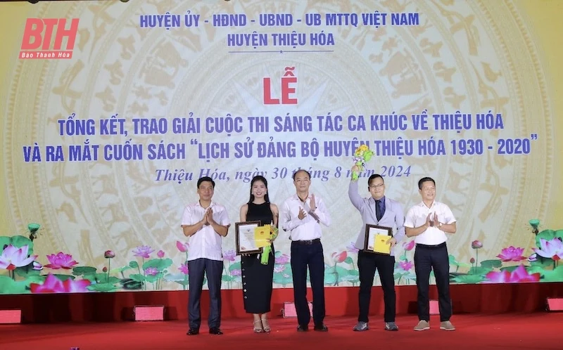 Trao giải cuộc thi sáng tác ca khúc về Thiệu Hóa và công bố cuốn sách Lịch sử Đảng bộ huyện
