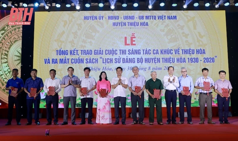 Trao giải cuộc thi sáng tác ca khúc về Thiệu Hóa và công bố cuốn sách Lịch sử Đảng bộ huyện
