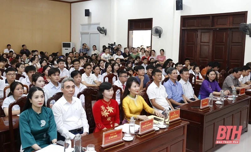 171 học sinh được nhận thưởng từ Quỹ khuyến học Khối Cơ quan và Doanh nghiệp tỉnh