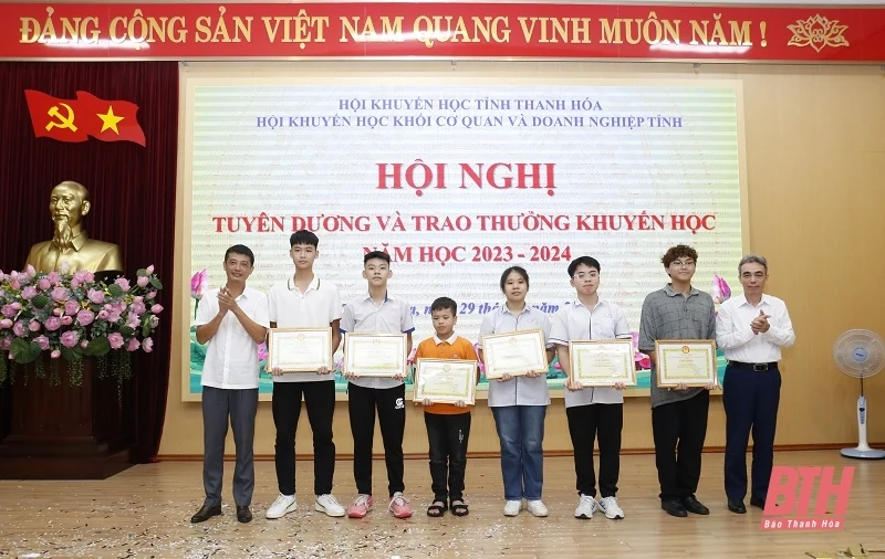 171 học sinh được nhận thưởng từ Quỹ khuyến học Khối Cơ quan và Doanh nghiệp tỉnh