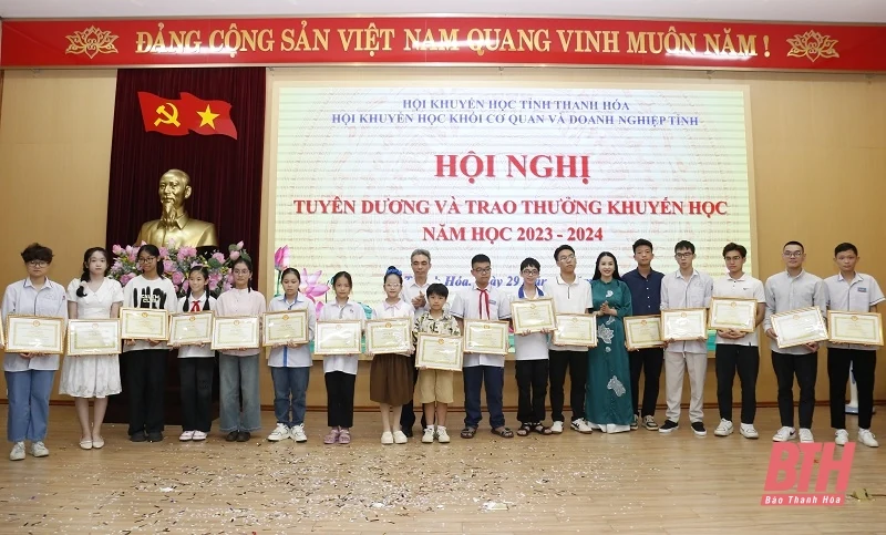 171 học sinh được nhận thưởng từ Quỹ khuyến học Khối Cơ quan và Doanh nghiệp tỉnh