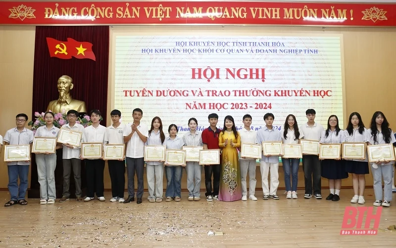 171 học sinh được nhận thưởng từ Quỹ khuyến học Khối Cơ quan và Doanh nghiệp tỉnh