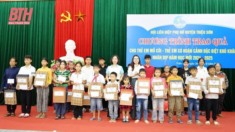 Hội LHPN huyện Triệu Sơn trao quà cho trẻ mồ côi, trẻ em có hoàn cảnh đặc biệt khó khăn nhân dịp năm học mới