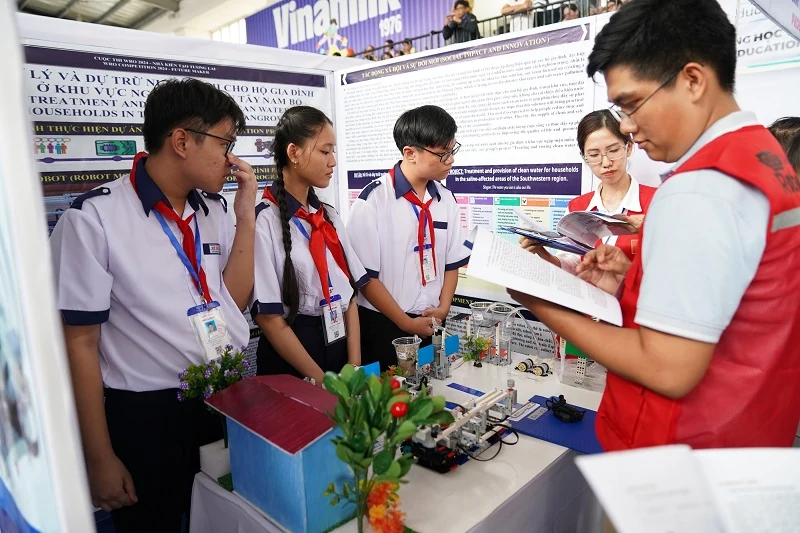Vinamilk trao giải thưởng đặc biệt cho đăng ký m88 tài năng chế tạo robot hướng đến phát triển bền vững tại Robotacon WRO 2024