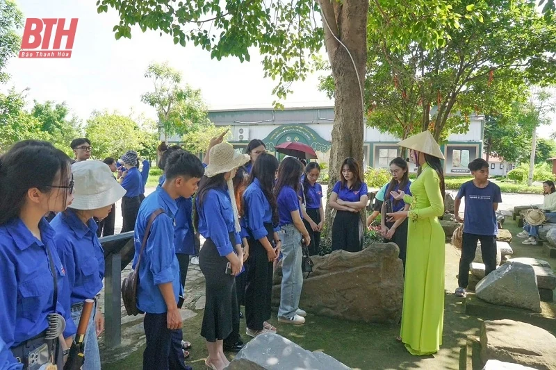 Đông đảo du khách đến tham quan Khu di tích lịch sử Lam Kinh và Thành Nhà Hồ dịp nghỉ lễ Quốc khánh 2/9