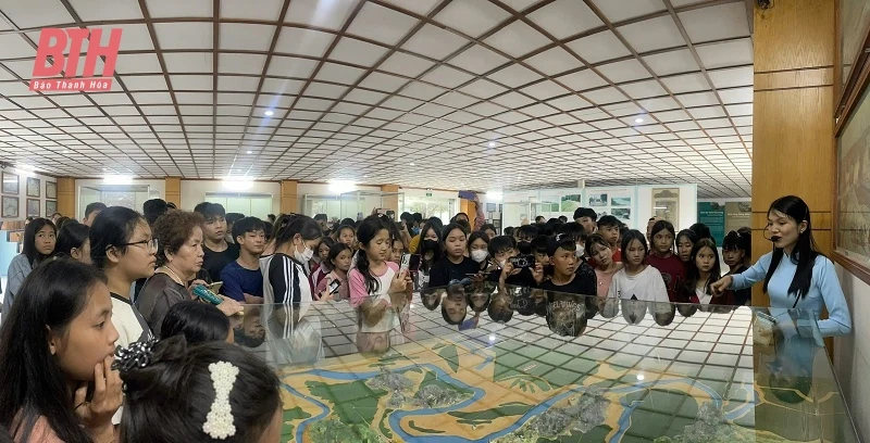 Đông đảo du khách đến tham quan Khu di tích lịch sử Lam Kinh và Thành Nhà Hồ dịp nghỉ lễ Quốc khánh 2/9