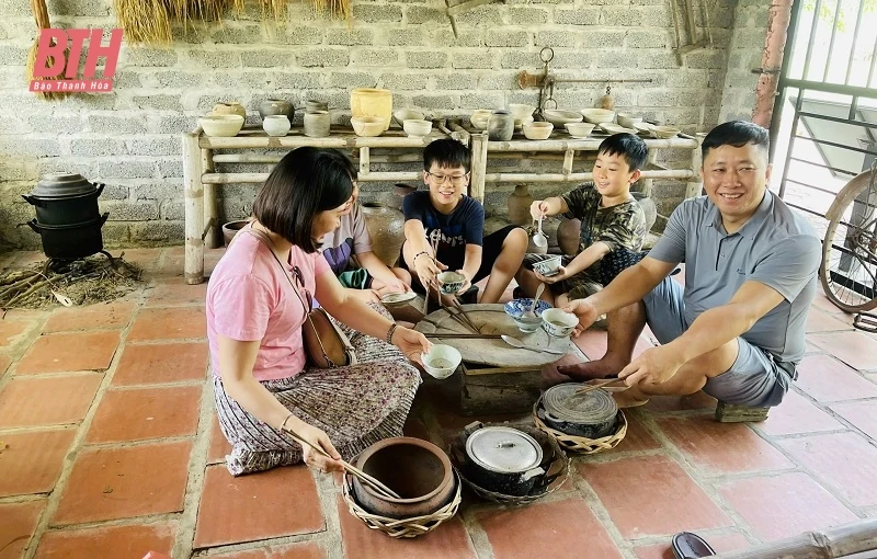Đông đảo du khách đến tham quan Khu di tích lịch sử Lam Kinh và Thành Nhà Hồ dịp nghỉ lễ Quốc khánh 2/9